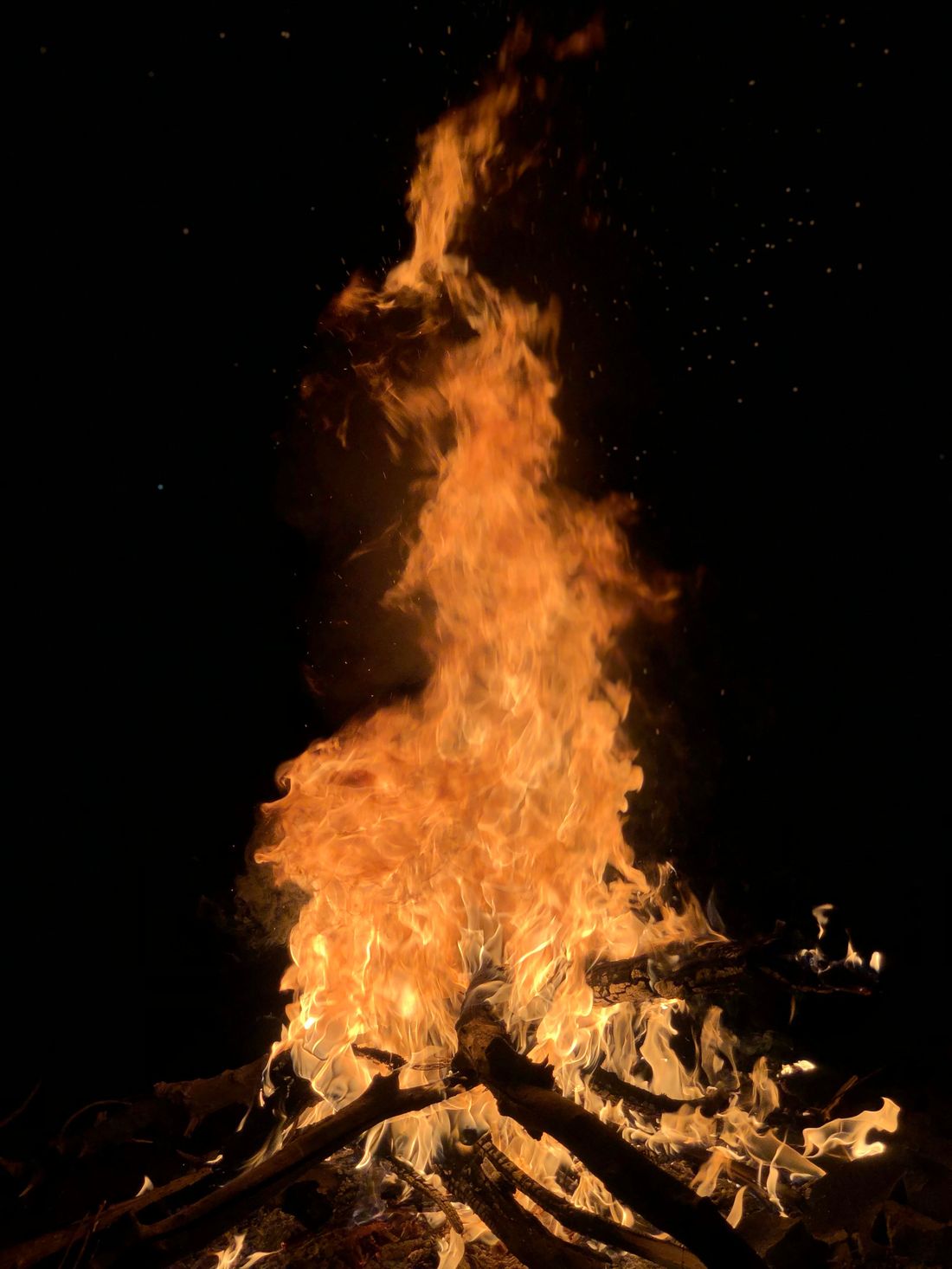 Una fogata ardiendo de noche.